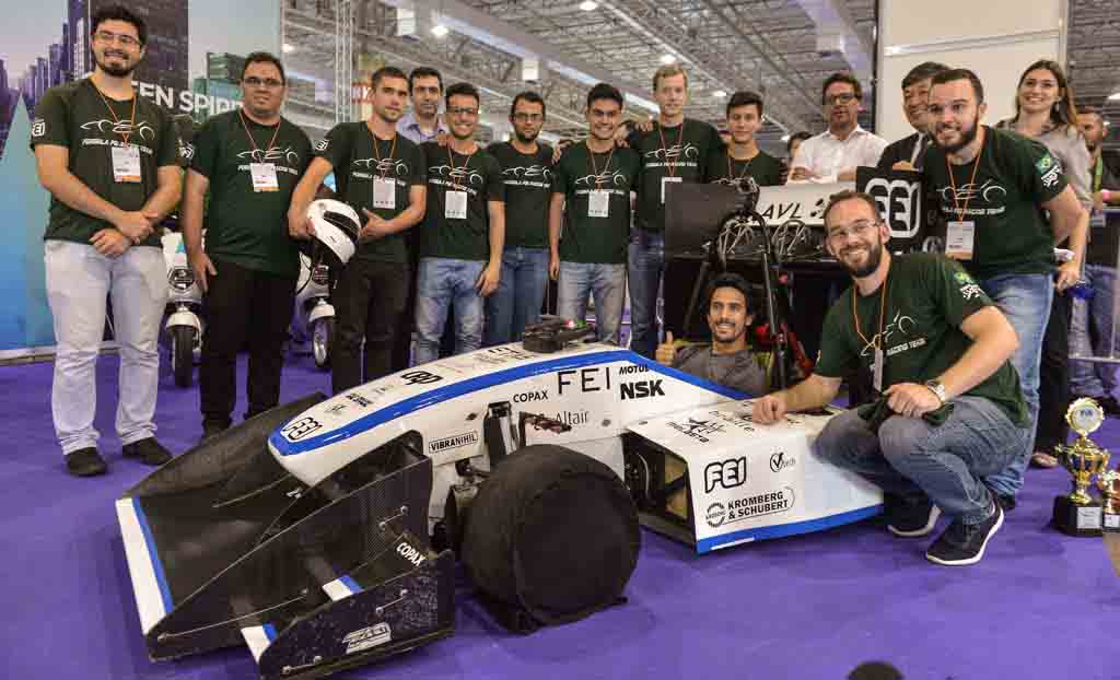 Lucas Di Grassi pilota carro de corrida elétrico desenvolvido por  estudantes de engenharia