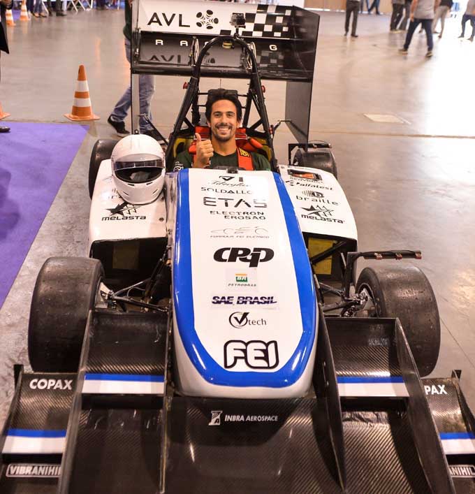 Lucas Di Grassi pilota carro de corrida elétrico desenvolvido por estudantes de engenharia