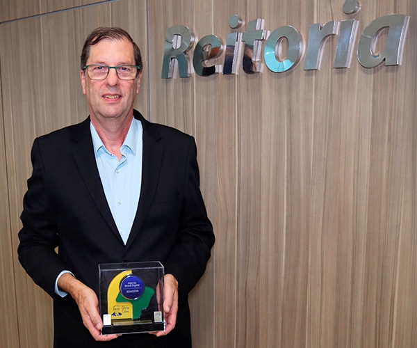 Reitor da FEI é reconhecido com o troféu Brasil Digital Ozires Silva – Gratidão, concedido pelo Instituto Brasil Digital